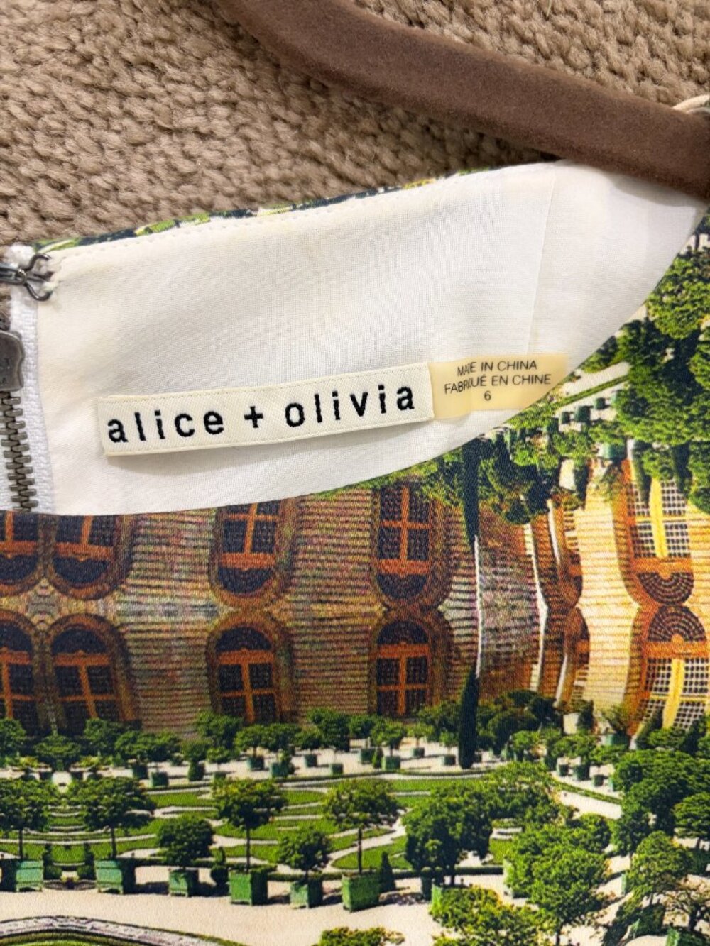 Alice + Olivia Carrie Structured Dress in Mirrored Garden - Picture 4 of 4